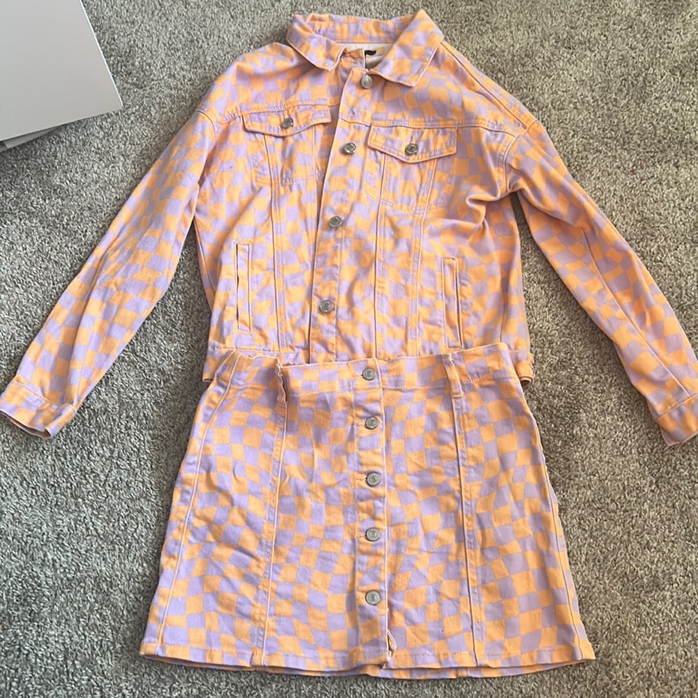 Orange and purple squares with buttons